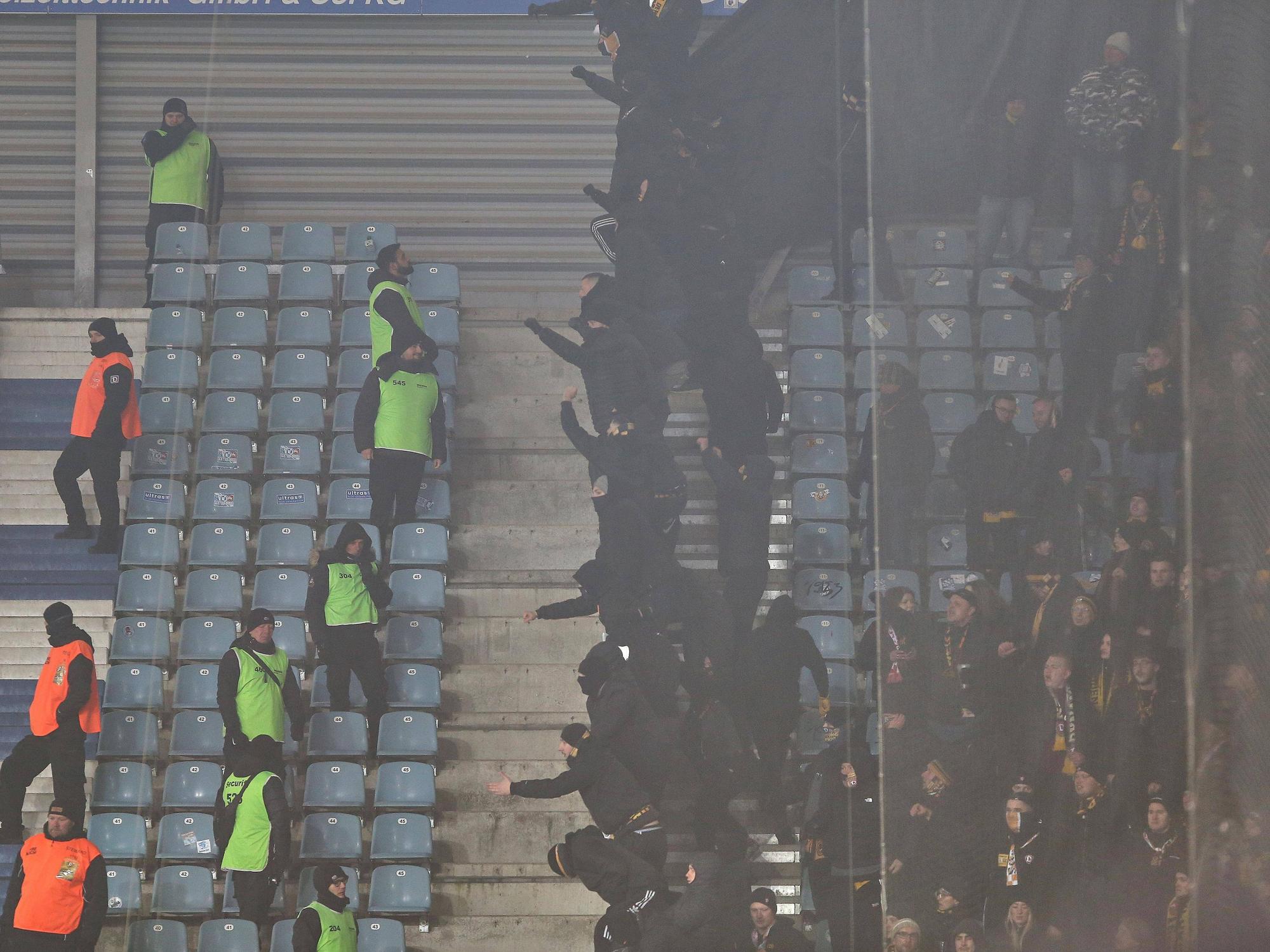 Hooligans von Dynamo Dresden suchen die Konfrontation mit Fans vom FC Magdeburg.