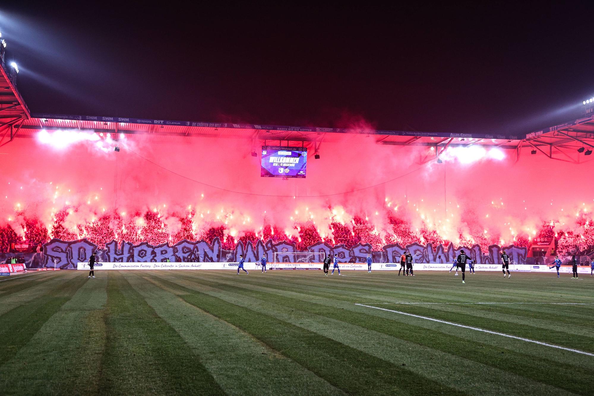 Fans beider Teams brannten während des Spiels mehrfach Pyrotechnik ab.
