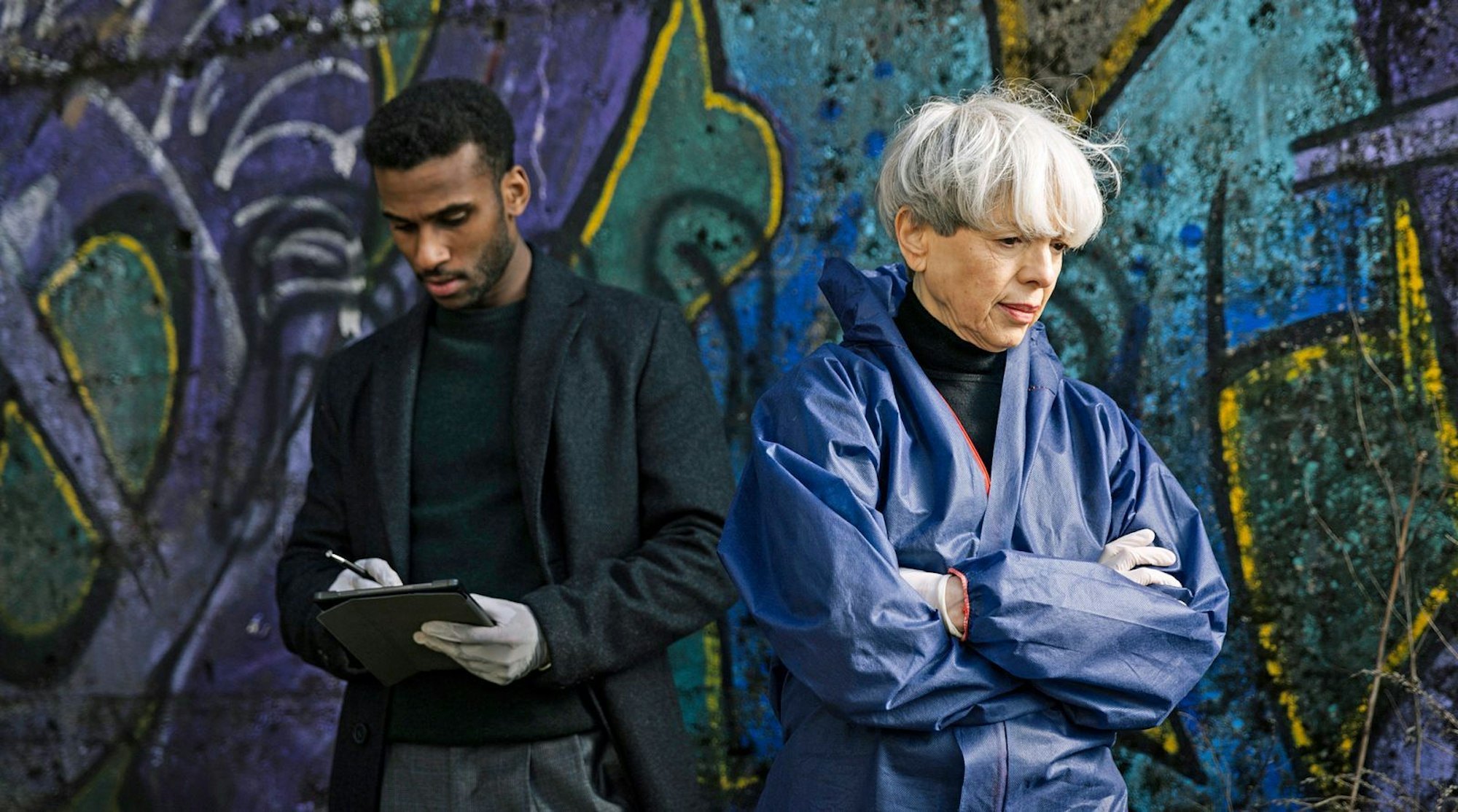 Gerichtsmedizinerin Edda Bingley (Helen Schneider) und Patrice Schipper (Tijan Njie) vom KDD machen sich ein Bild vom Tatort. (Bild: Radio Bremen/Magdalena Stengel)