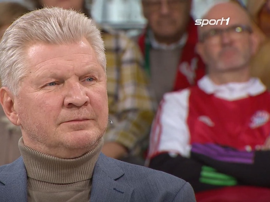 Stefan Effenberg sitzt im „Doppelpass“ auf Sport1.