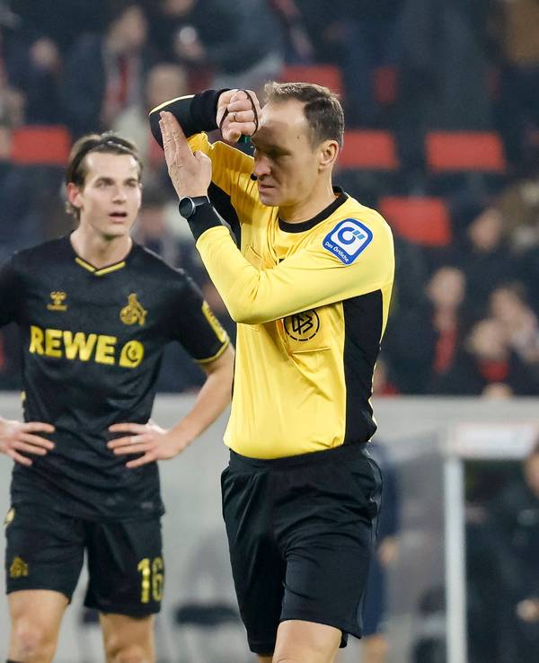 Schiedsrichter Bastian Dankert zeigt ein Handspiel an.