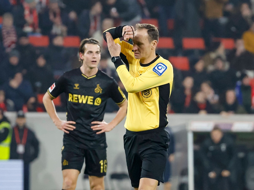 Schiedsrichter Bastian Dankert zeigt ein Handspiel an.