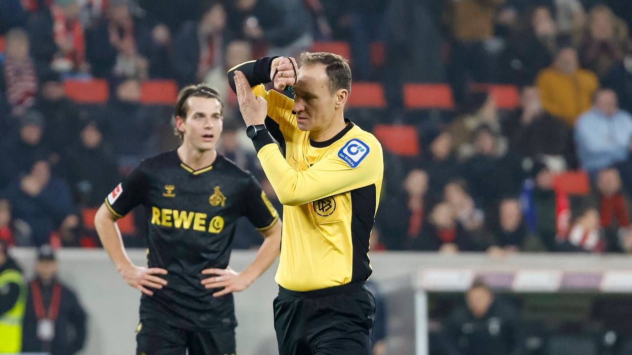 Schiedsrichter Bastian Dankert zeigt ein Handspiel an.