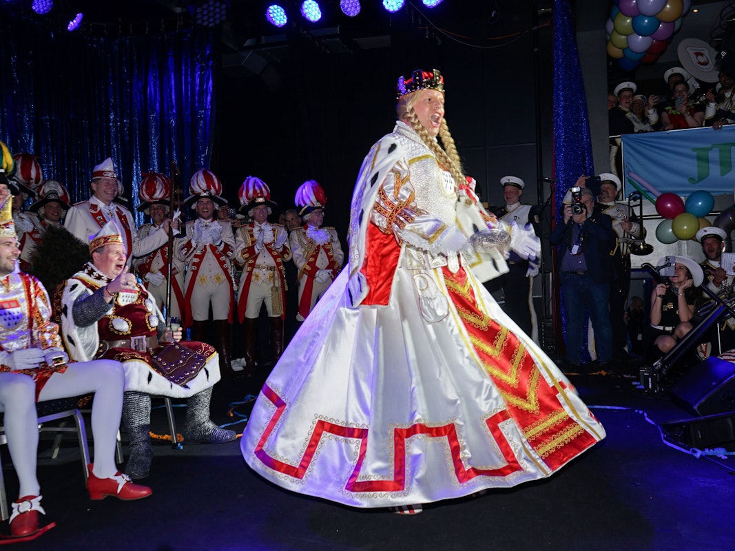 Jungfrau Aenne (Stefan Blatt) tanzt auf der Bühne.