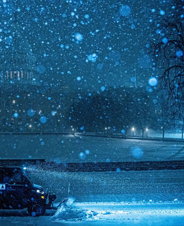 Ein Schneepflug räumt den Schnee vor dem US-Kapitol.