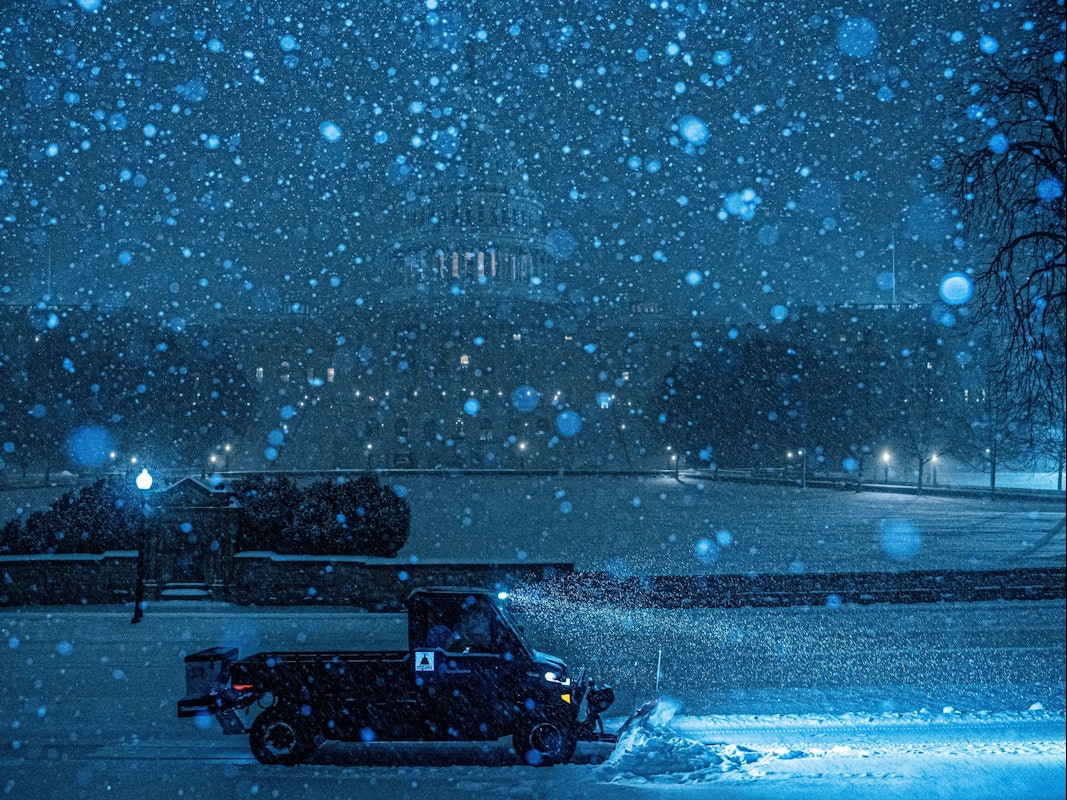 Ein Schneepflug räumt den Schnee vor dem US-Kapitol.