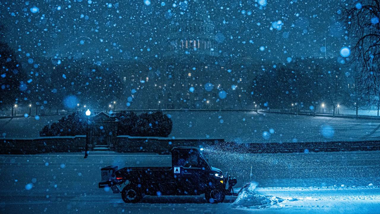 Ein Schneepflug räumt den Schnee vor dem US-Kapitol.