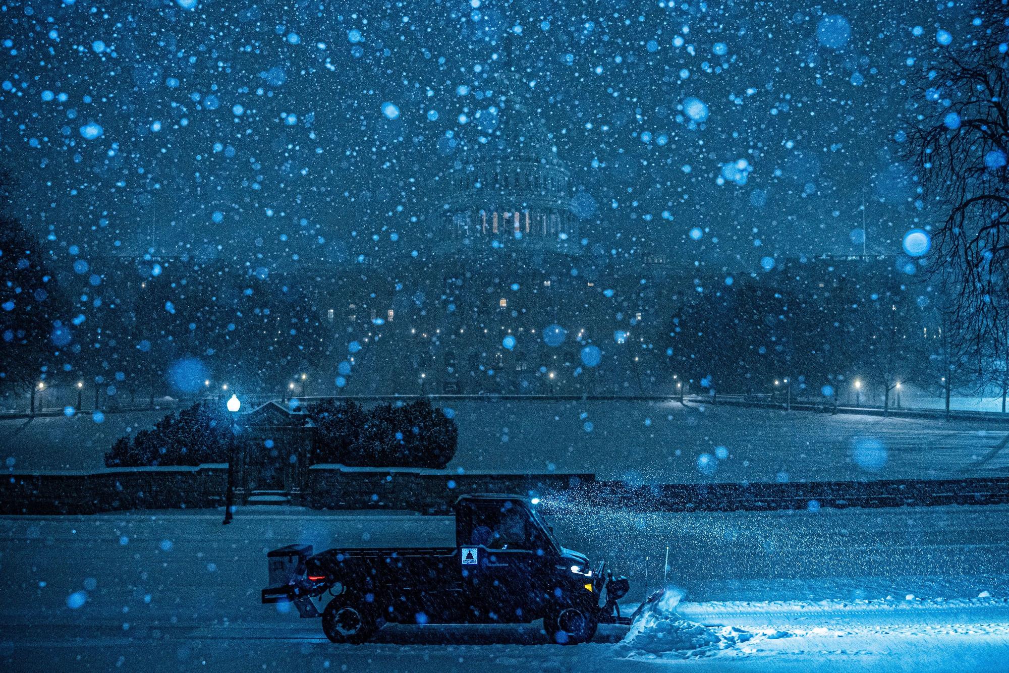 Ein Schneepflug räumt den Schnee vor dem US-Kapitol.
