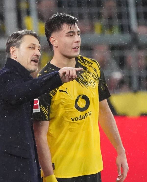 Niko Kovac spricht mit Aaron Anselmino.