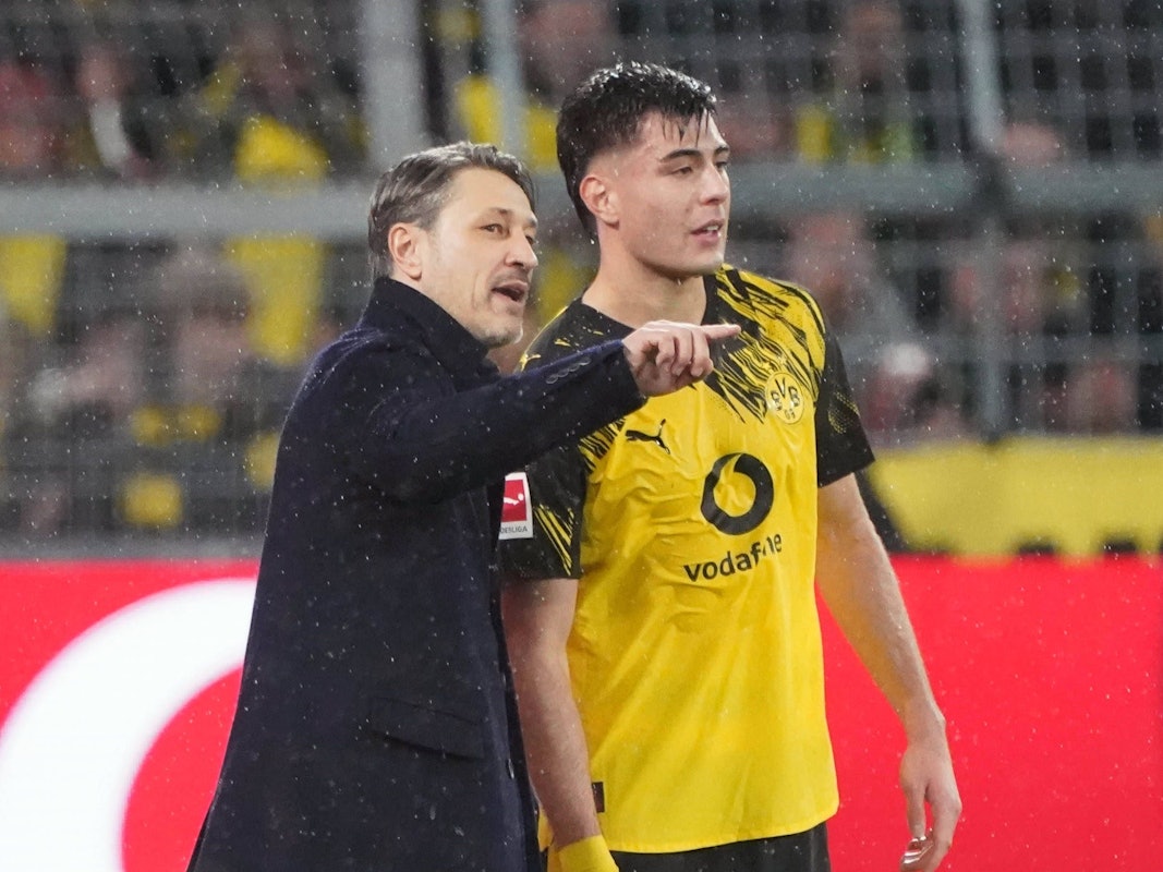 Niko Kovac spricht mit Aaron Anselmino.