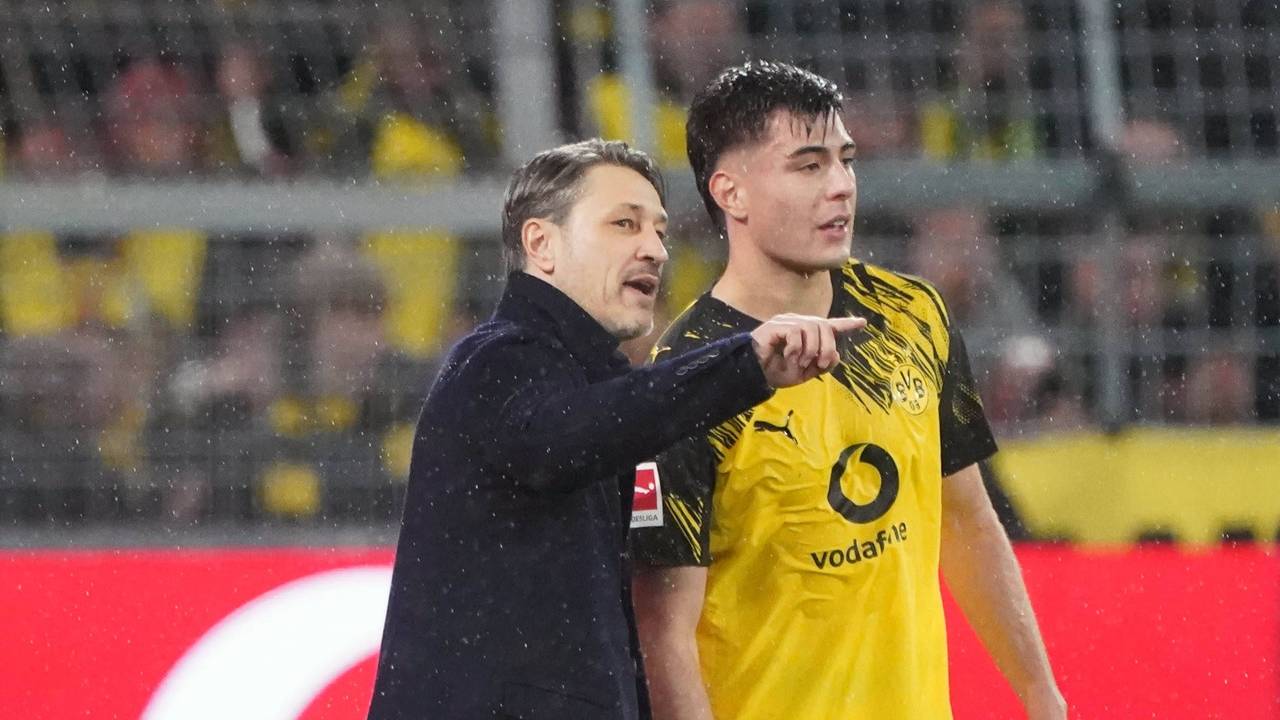 Niko Kovac spricht mit Aaron Anselmino.