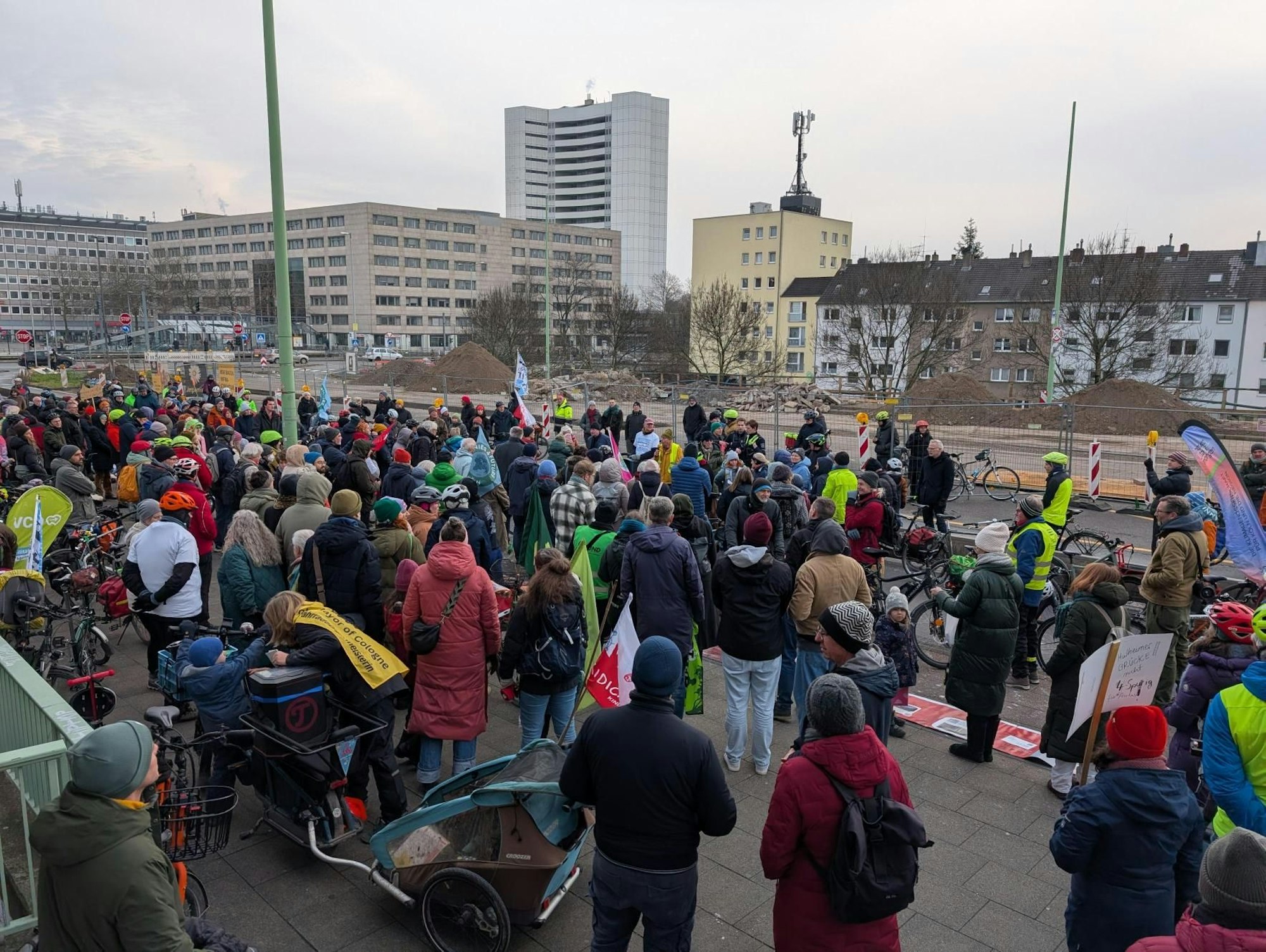 Der „Fahrrad-Entscheid Köln“ rief auf der Zufahrt zur Brücke zu einer Demonstration auf, um für eine sichere und gerechte Verteilung des Raums zu werben.