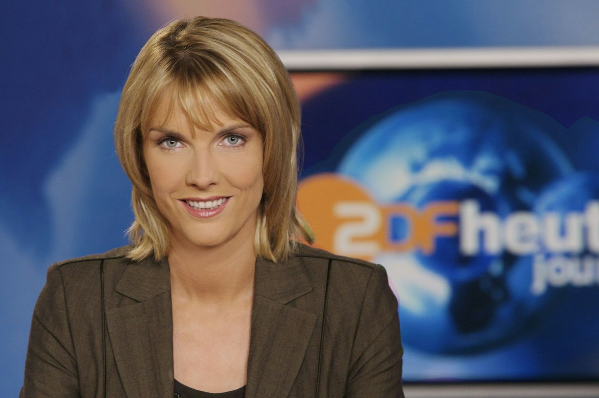 Marietta Slomka begann vor 25 Jahren, das „heute journal“ zu moderieren. Jetz feiert sie Dienstjubiläum. (Bild: ZDF / Kerstin Bänsch)