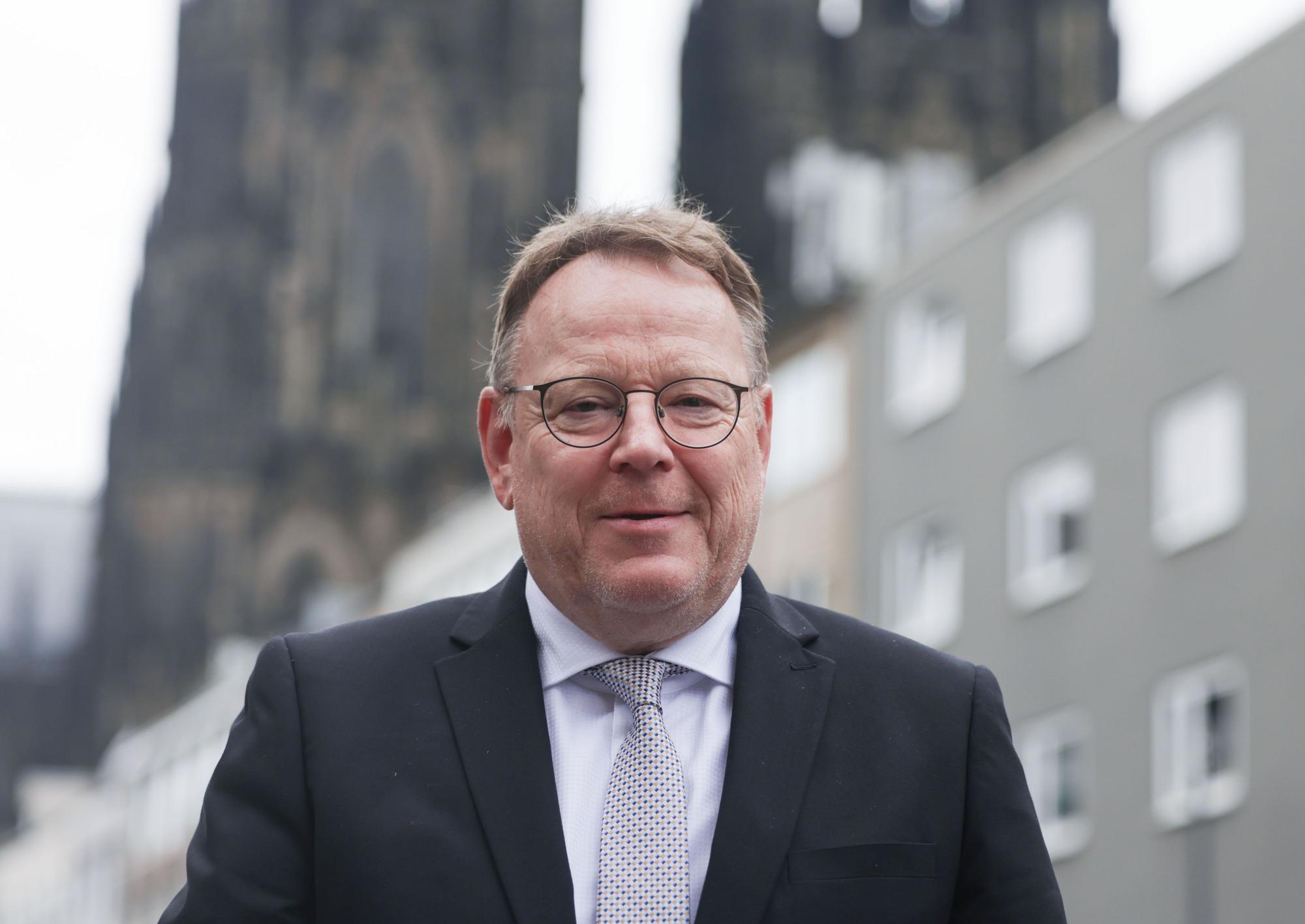 Torsten Burmester (SPD) geht durch Köln