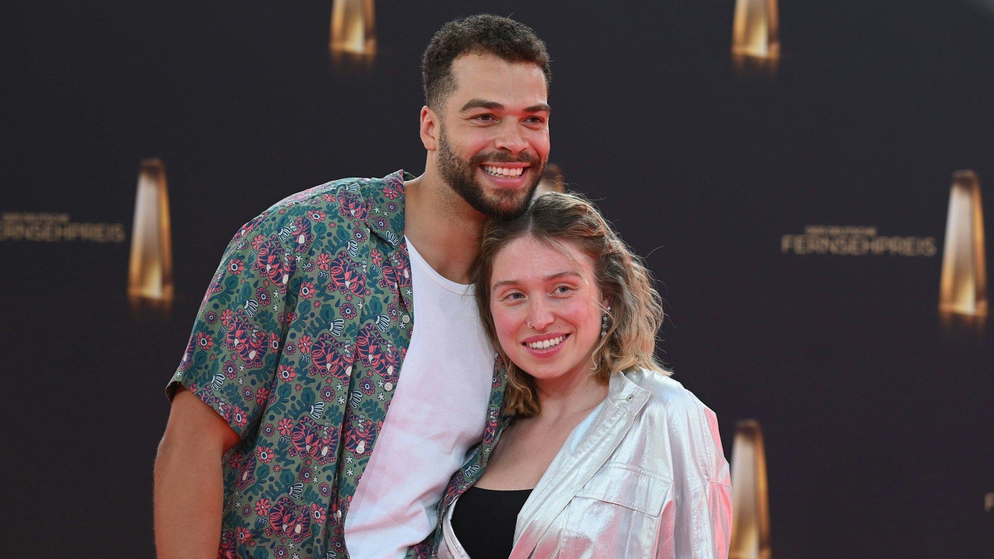 Timothy Hill und Bianca Heinicke lächeln bei einem Event