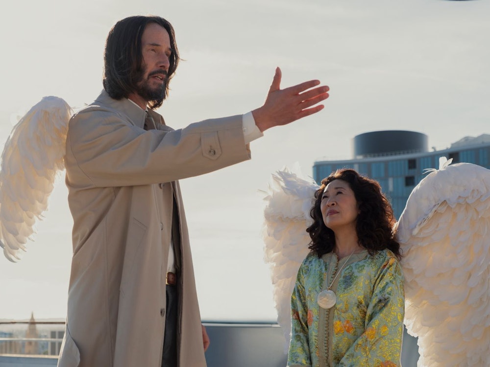 Sympathieträger Keanu Reeves (mit Sandra Oh) spielt in „Good Fortune“ einen guten Geist, dem seine Aufgaben als Schutzengel aber nicht so richtig gelingen wollen. (Bild: Leonine/Eddy Chen/Lionsgate)