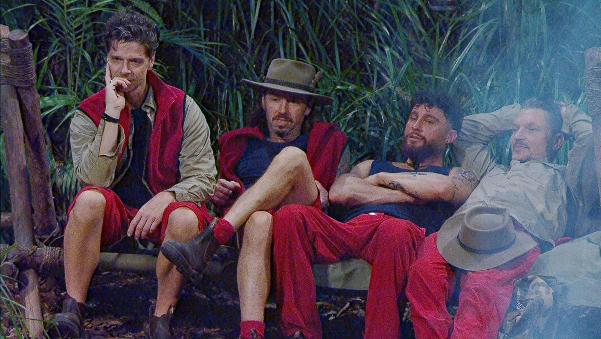 „Das ist ein bisschen wie Theater jetzt“, stellen Stephen Dürr, Gil Ofarim, Umut Tekin und Hardy Krüger fest. (Bild: RTL)