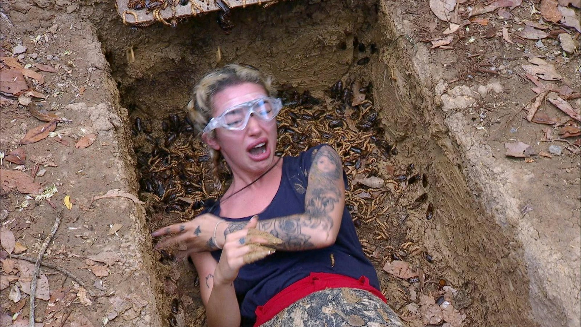 Für Ariel ist die Dschungelprüfung nicht auszuhalten: Sie bricht nach kurzer Zeit ab. (Bild: RTL)