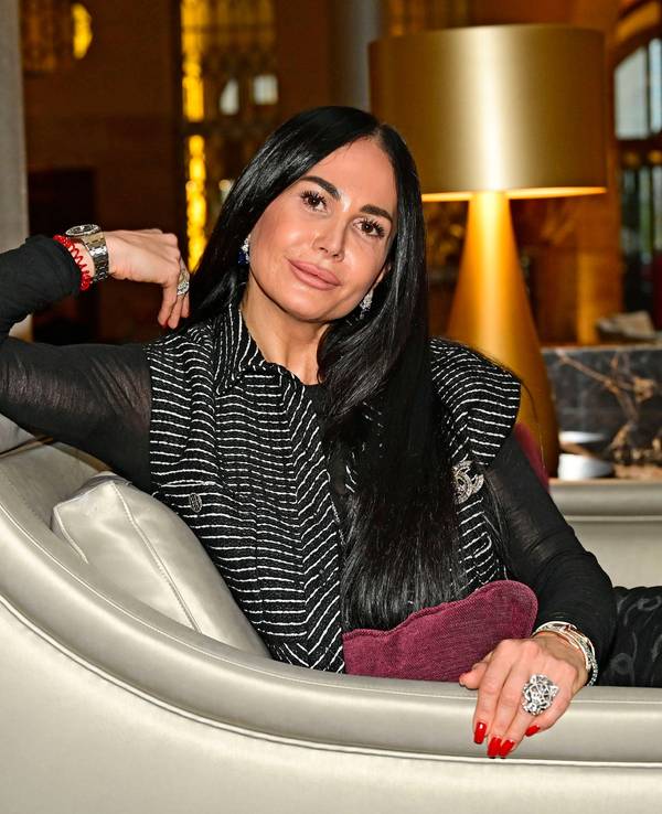 Rafaella Nussbaum sitzt auf einem Stuhl und blickt in die Kamera.