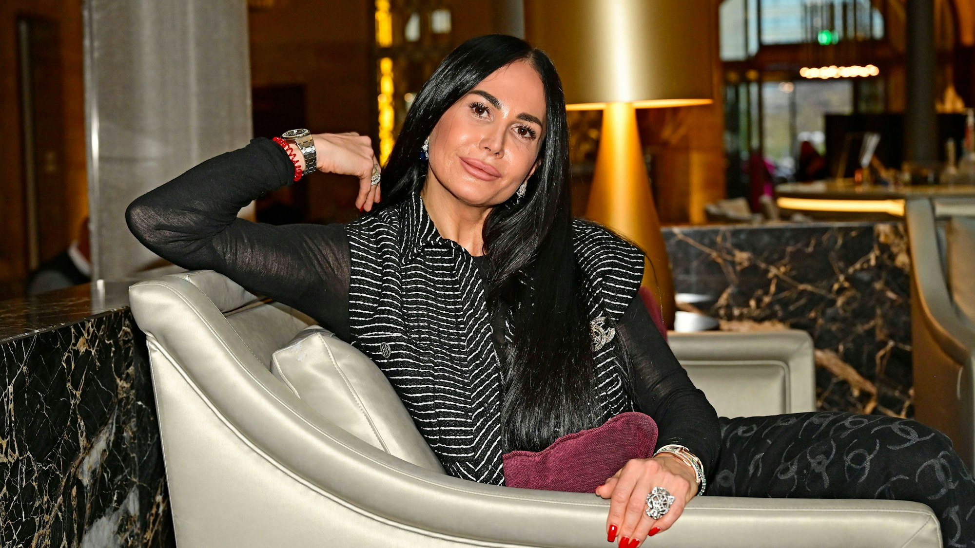 Rafaella Nussbaum sitzt auf einem Stuhl und blickt in die Kamera.