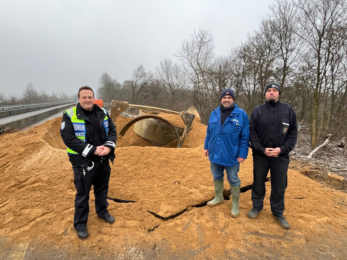 Das Foto zeigt Johannes Brauns (Kommunale Ordnungsdienst Stadt Köln), Dirk Putzer (Einsatzleiter Kampfmittelbeseitigungsdienst Bezirksregierung Düsseldorf), Markus Schmitz (ebenfalls Kampfmittelbeseitigungsdienst) am Fundort des Blindgängers nach der Sprengung.