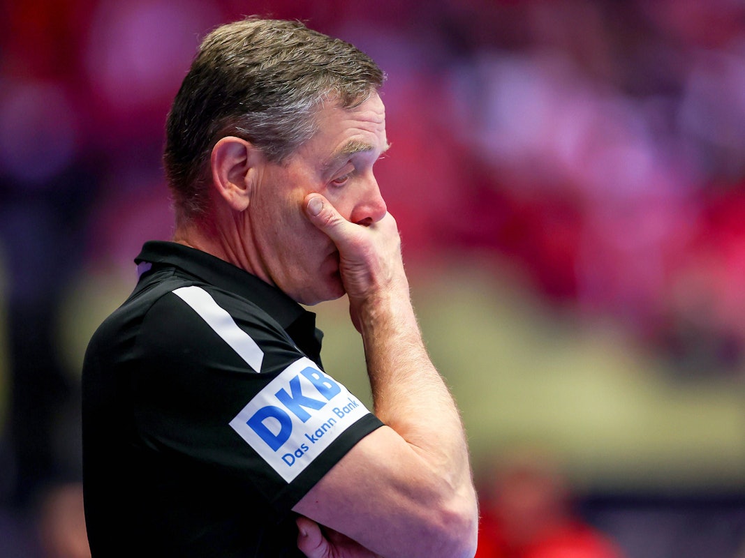 Trainer Alfred Gislason verzieht das Gesicht.