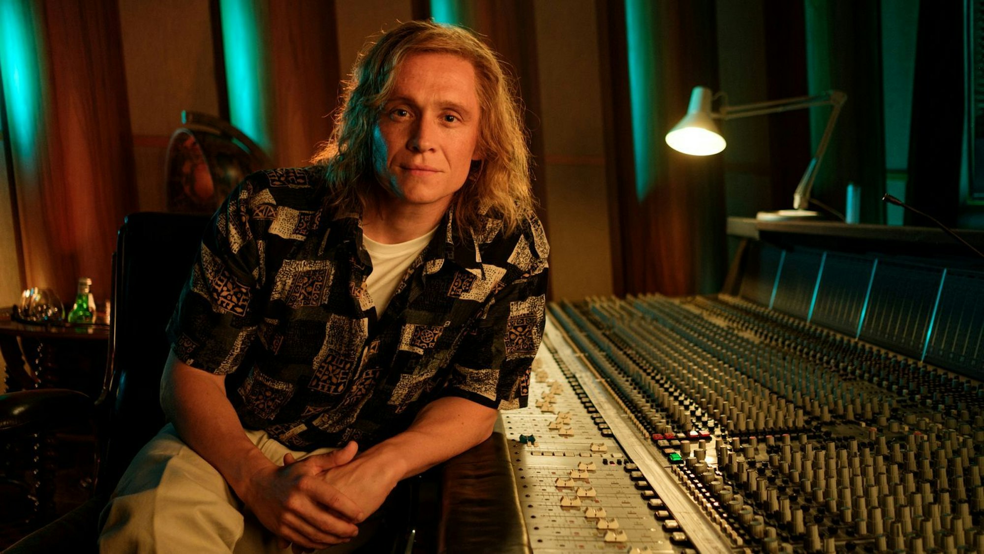 Matthias Schweighöfer schlüpfte für „Girl You Know It's True“ in die Rolle des erfolgreichen Musikproduzenten Frank Farian. (Bild: LEONINE Studios/ Wiedemann & Berg Film / Gordon Timpen)