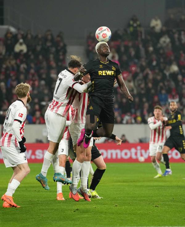 Ragnar Ache (1. FC Köln) gewinnt ein Kopfballduell im Spiel beim SC Freiburg am 25. Januar 2026.