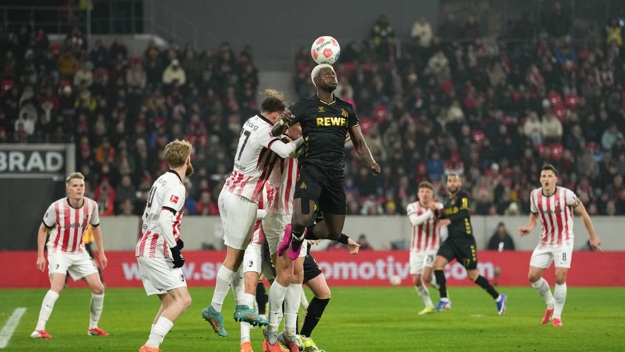 Ragnar Ache (1. FC Köln) gewinnt ein Kopfballduell im Spiel beim SC Freiburg am 25. Januar 2026.