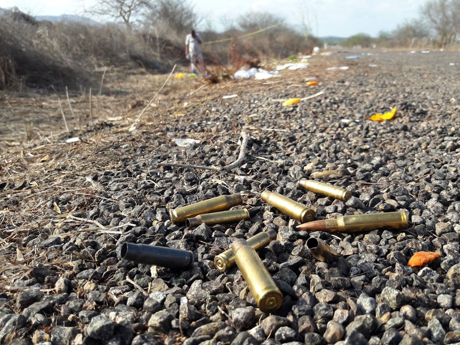 Patronen und Hülsen liegen auf dem Boden.
