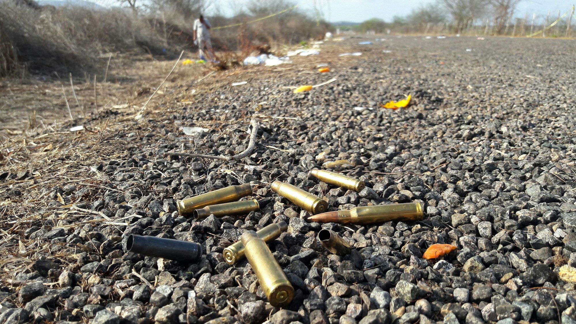 Patronen und Hülsen liegen auf dem Boden.