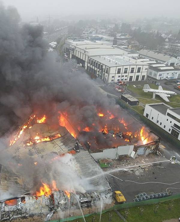 Einsatzkräfte bekämpfen den Brand einer Lagerhalle in Hürth.