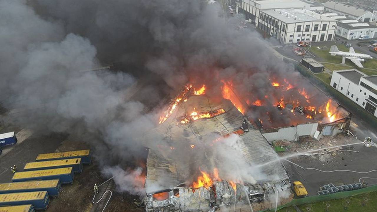 Einsatzkräfte bekämpfen den Brand einer Lagerhalle in Hürth.