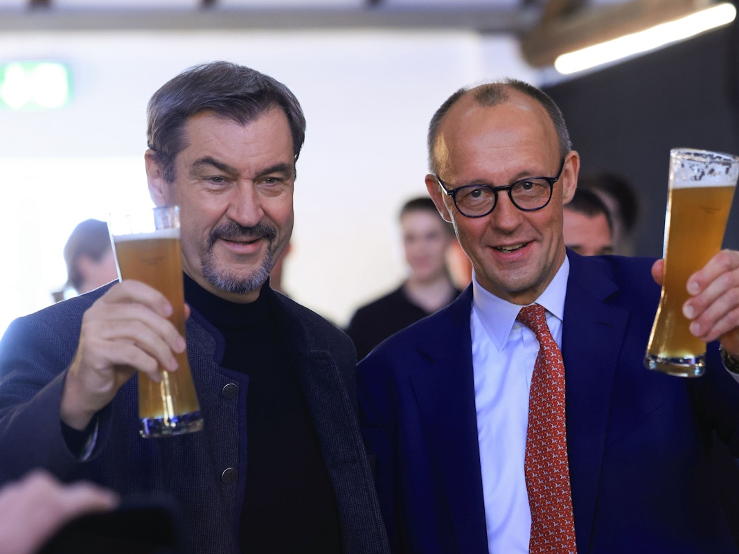 Bundeskanzler Friedrich Merz (r.) und CSU-Chef Markus Söder mit Biergläsern in der Hand.
