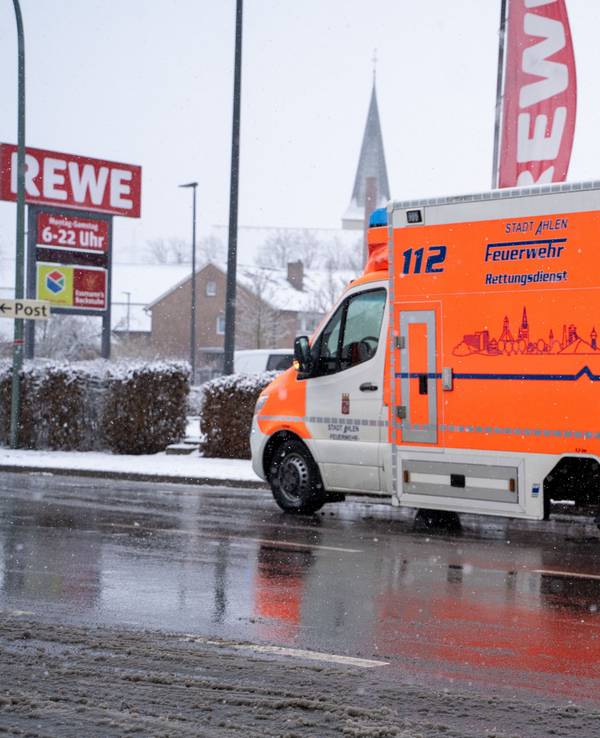 26.01.2026, Nordrhein-Westfalen, Ahlen: Ein Rettungswagen steht auf drei Reifen am Straßenrand. Während der Fahrt hatte das Fahrzeug ein Rad verloren. Foto: Max Lametz/dpa +++ dpa-Bildfunk +++