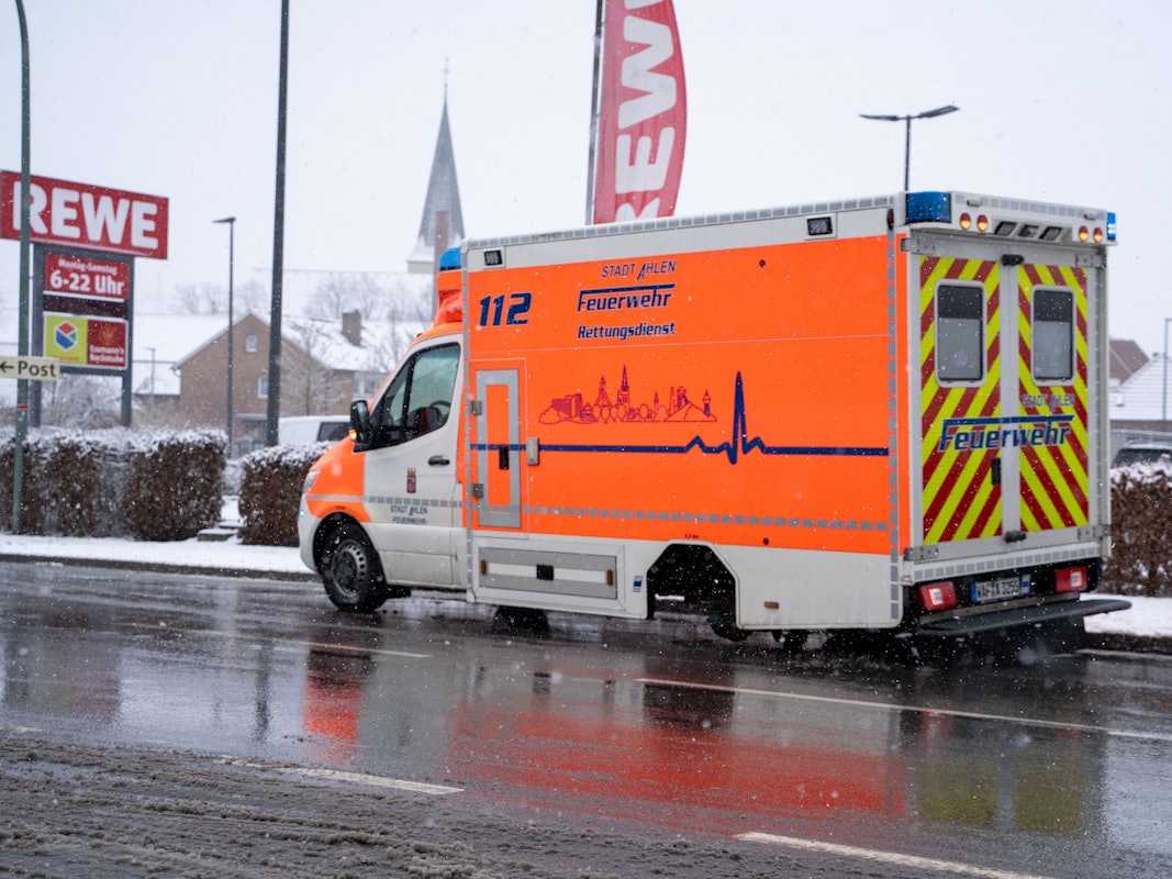 26.01.2026, Nordrhein-Westfalen, Ahlen: Ein Rettungswagen steht auf drei Reifen am Straßenrand. Während der Fahrt hatte das Fahrzeug ein Rad verloren. Foto: Max Lametz/dpa +++ dpa-Bildfunk +++