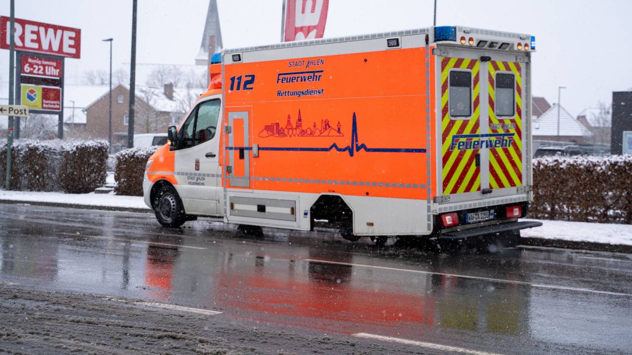 26.01.2026, Nordrhein-Westfalen, Ahlen: Ein Rettungswagen steht auf drei Reifen am Straßenrand. Während der Fahrt hatte das Fahrzeug ein Rad verloren. Foto: Max Lametz/dpa +++ dpa-Bildfunk +++