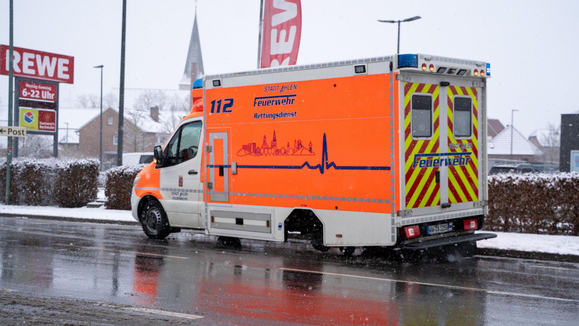 26.01.2026, Nordrhein-Westfalen, Ahlen: Ein Rettungswagen steht auf drei Reifen am Straßenrand. Während der Fahrt hatte das Fahrzeug ein Rad verloren. Foto: Max Lametz/dpa +++ dpa-Bildfunk +++