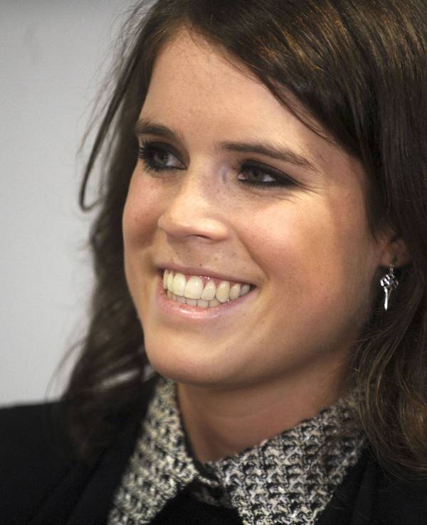 Prinzessin Eugenie lächelt und blickt zur Seite.