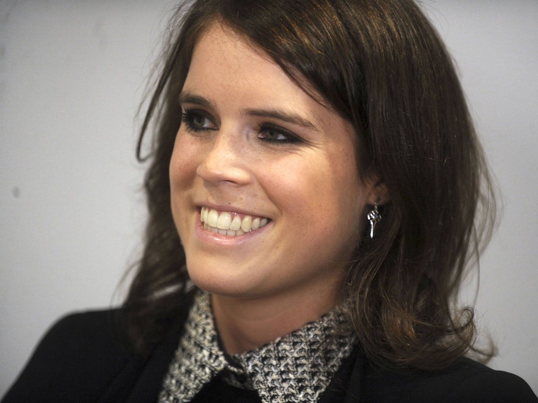 Prinzessin Eugenie lächelt und blickt zur Seite.