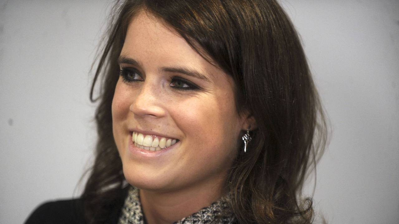 Prinzessin Eugenie lächelt und blickt zur Seite.