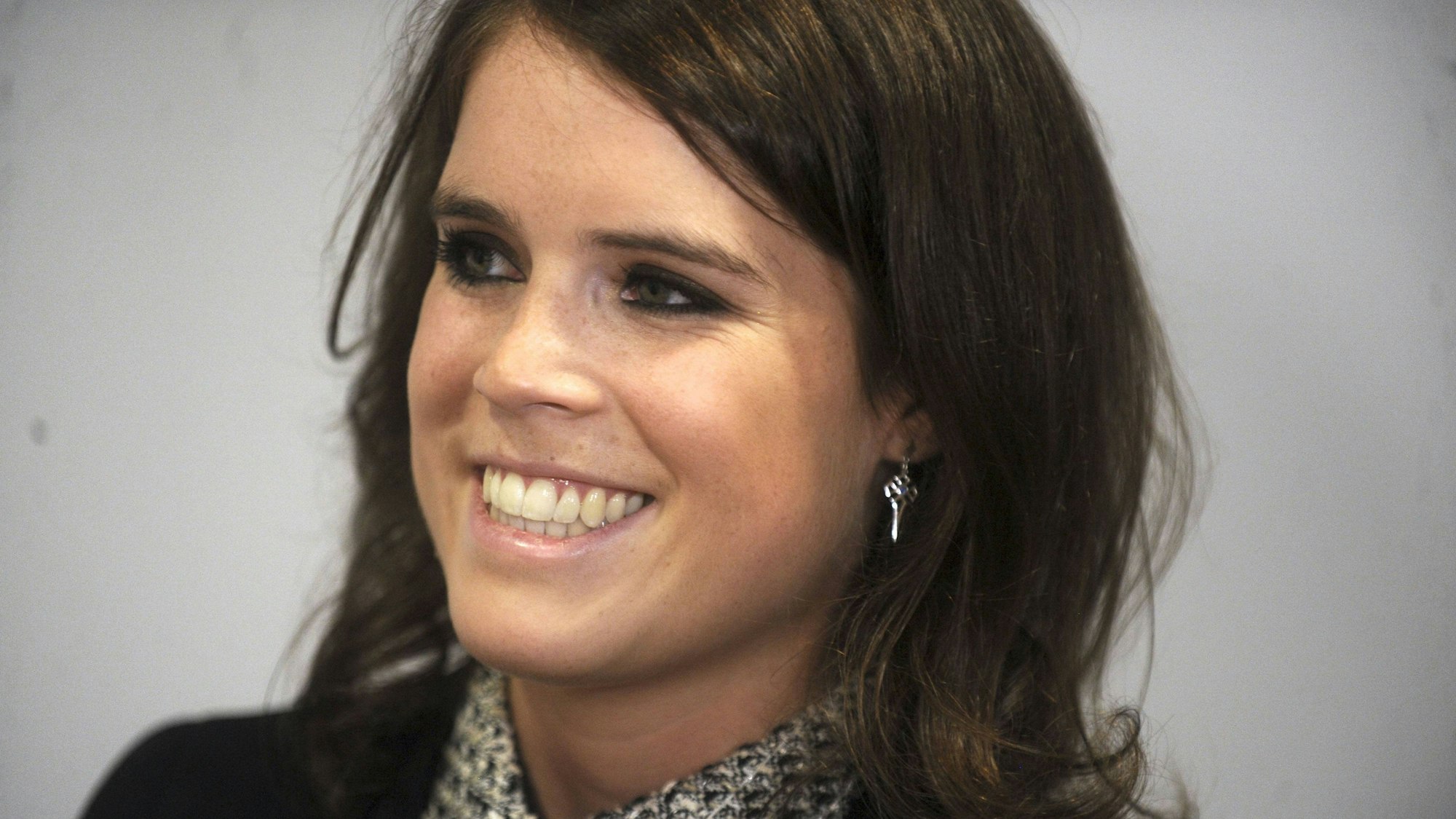 Prinzessin Eugenie lächelt und blickt zur Seite.