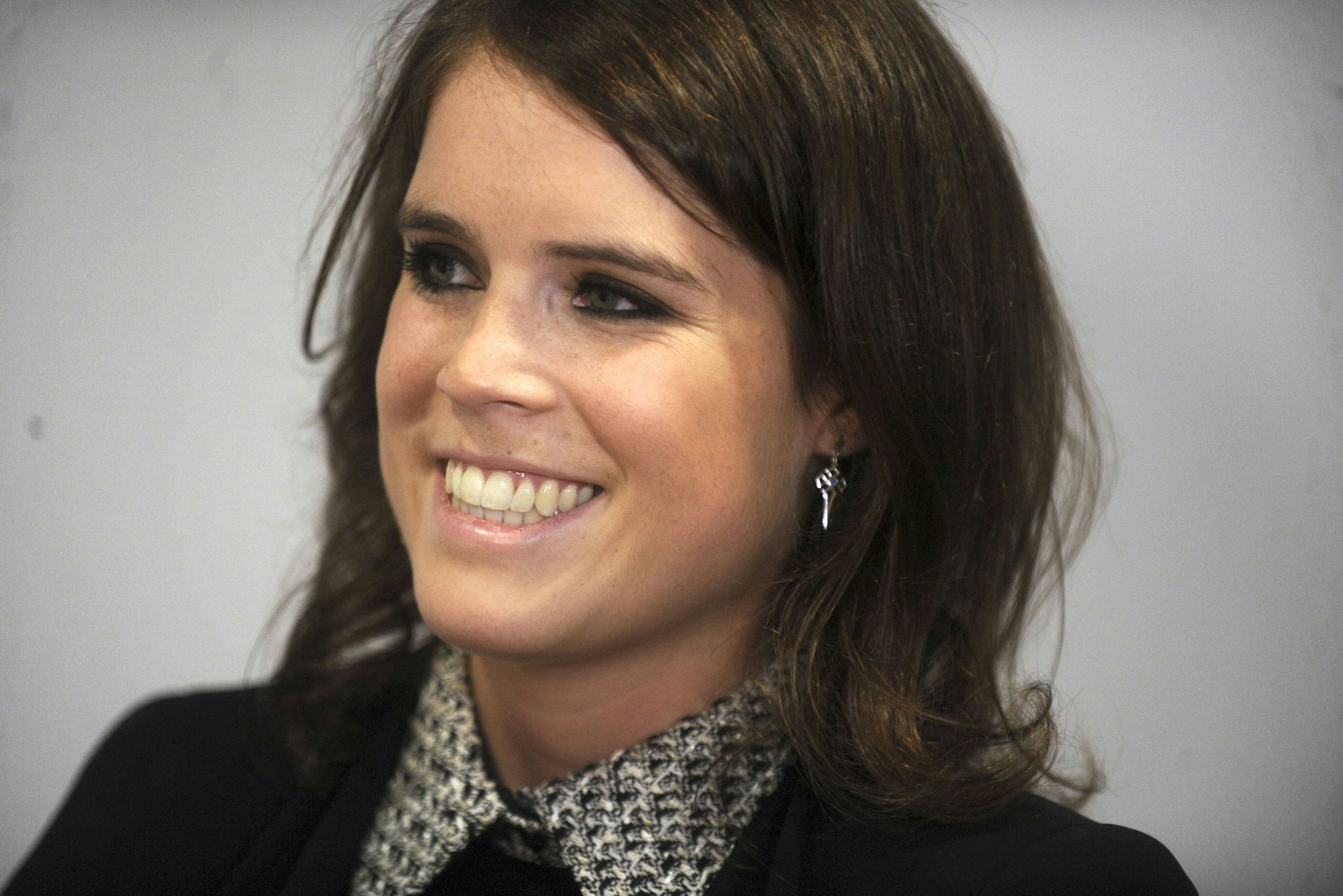 Prinzessin Eugenie lächelt und blickt zur Seite.