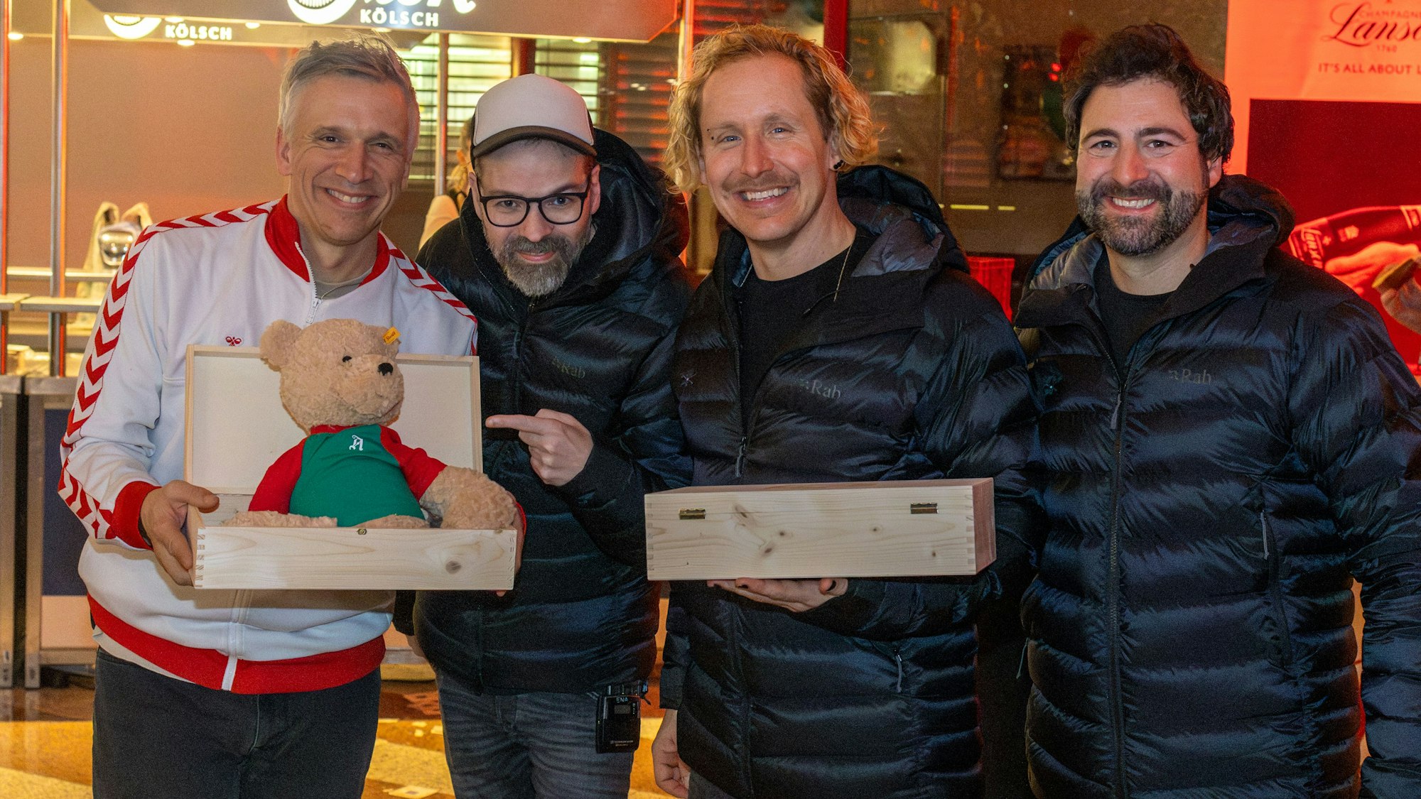 Kasalla mit Geschenkbox in der Hand.