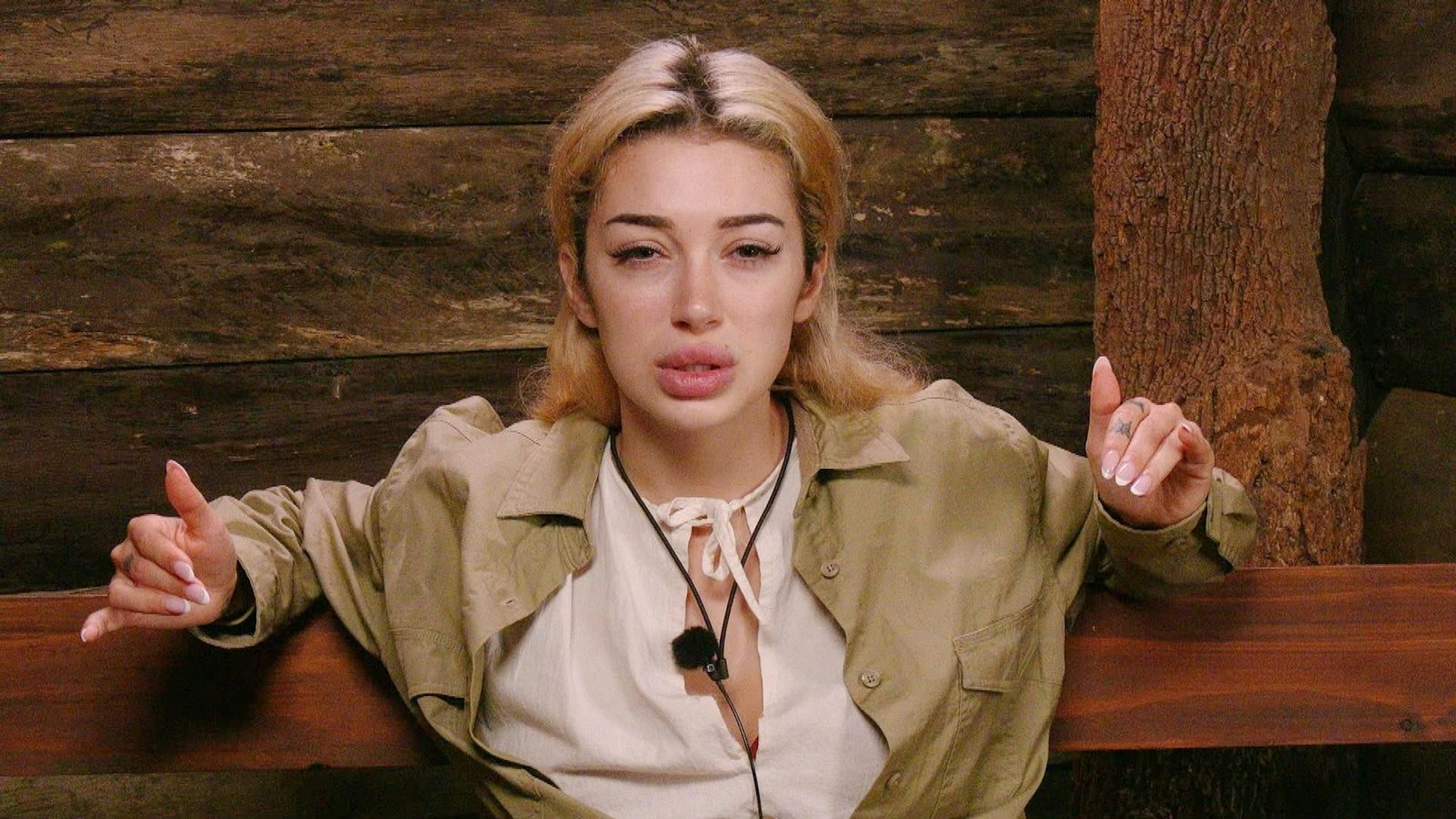 Ariel äußert ihre Meinung zum Konflikt zwischen Samira und Eva. (Bild: RTL)