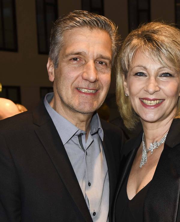 Claudia Jung und ihr Ehemann Hans Singer posieren bei einer Preisverleihung.