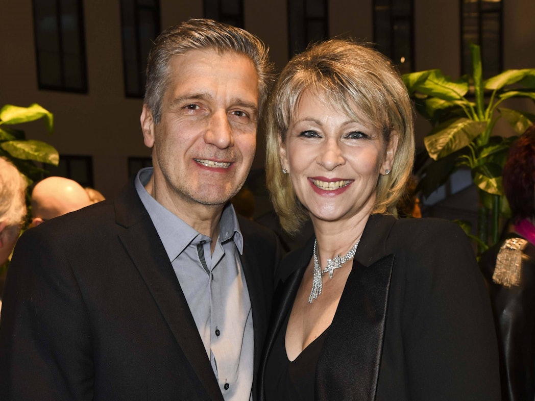 Claudia Jung und ihr Ehemann Hans Singer posieren bei einer Preisverleihung.