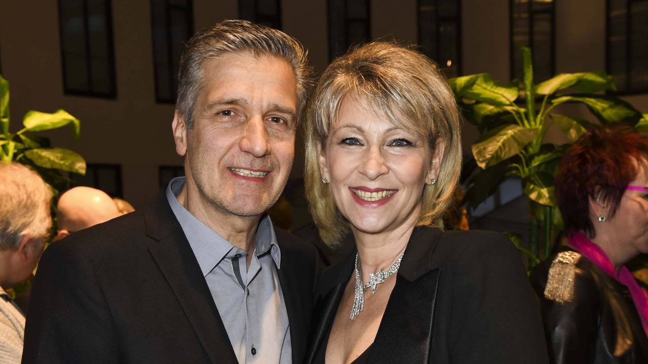 Claudia Jung und ihr Ehemann Hans Singer posieren bei einer Preisverleihung.