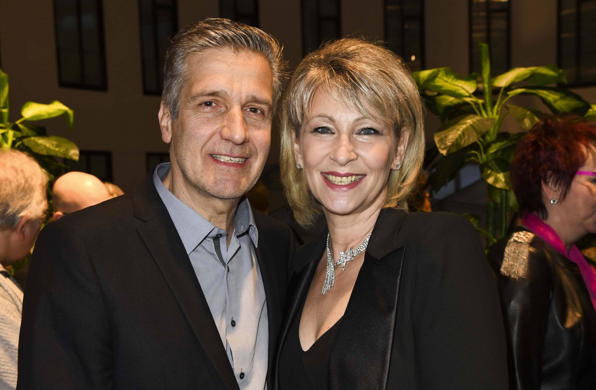Claudia Jung und ihr Ehemann Hans Singer posieren bei einer Preisverleihung.
