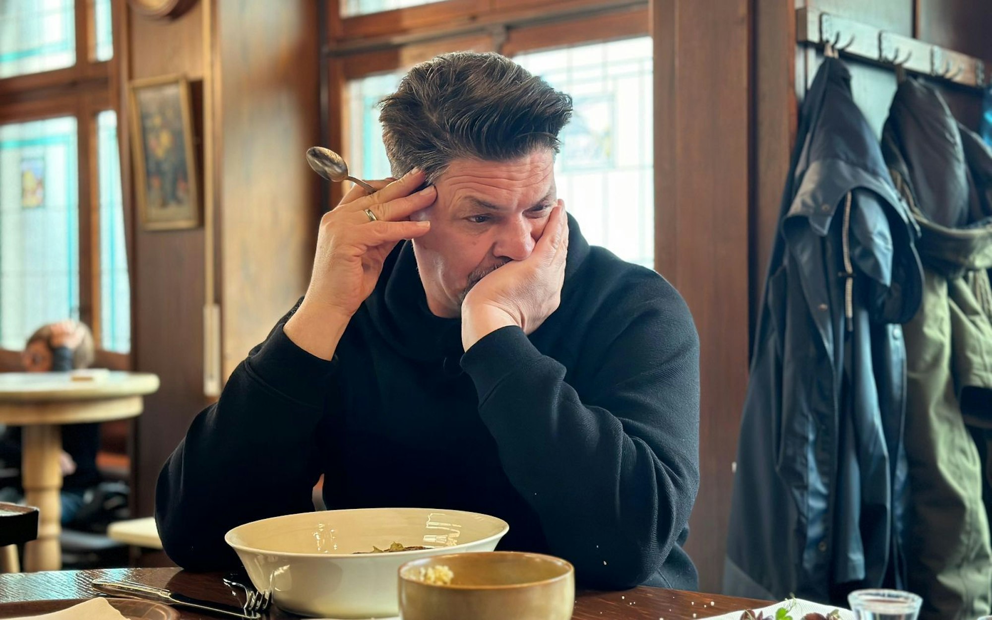 Nachdenklich: Tim Mälzer muss beim VOX-Erfolgsformat „Kitchen Impossible“ sparen. (Bild: RTL / Endemol Shine / Jana Rüben)